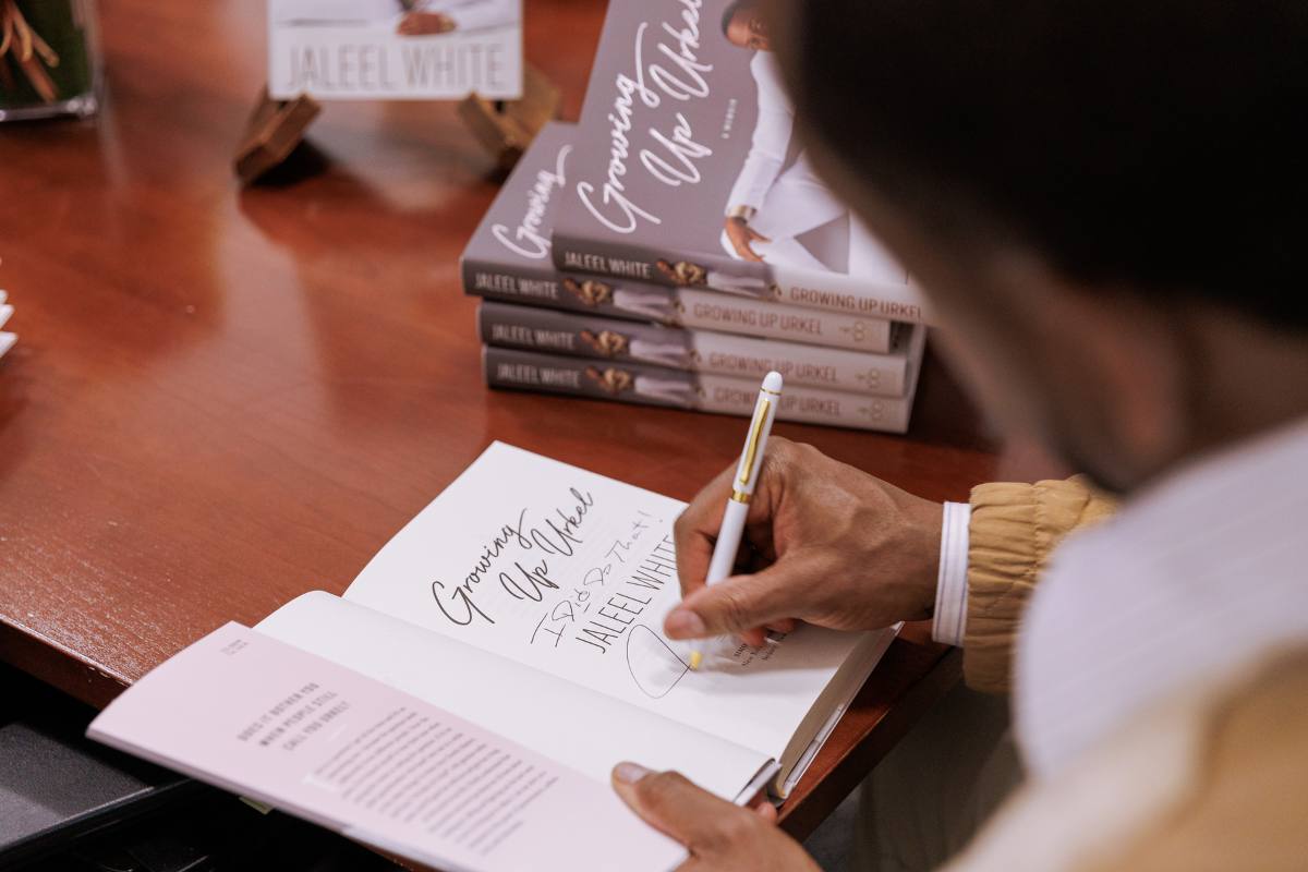 Jaleel White book signing