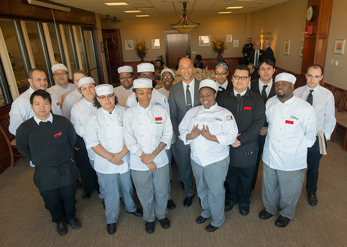 Byron Pitts with the culinary arts students
